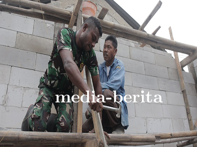 Gotong Royong Bangun Rumah Ibu Sarinah