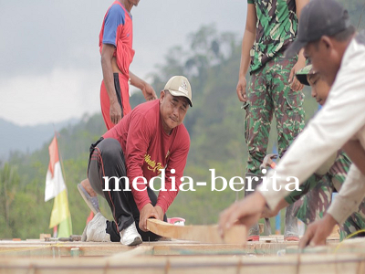 Kades Sijenggung Suyono Bersama Satgas TMMD di Pos Kamling
