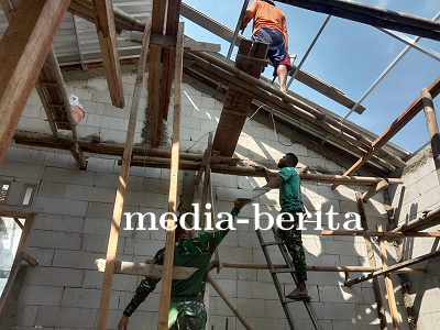 Satgas TMMD Reguler ke-120 Bersama Warga Pasang Seng Galvalum di RTLH Bapak Miswanto