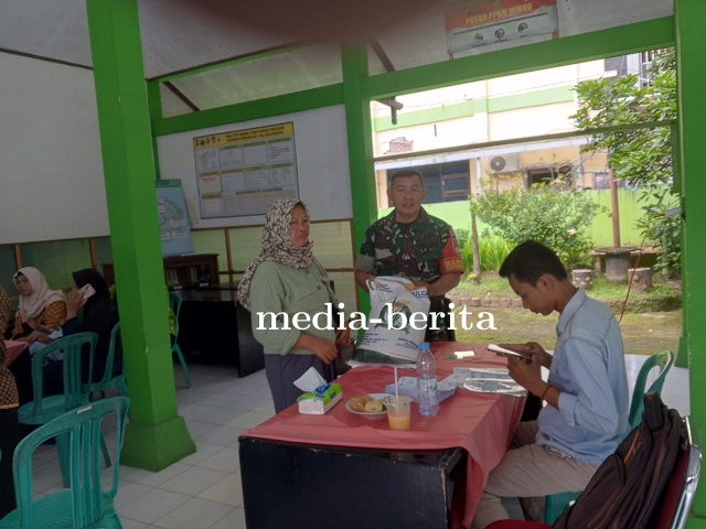 Babinsa Koramil 01 Banjarnegara Kawal Penyaluran Bantuan Pangan