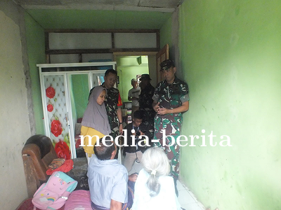 Sekretaris Itdam Kunjungi Ibu Sarinah yang Rumahnya Sedang Direhabilitasi di Desa Sijenggung