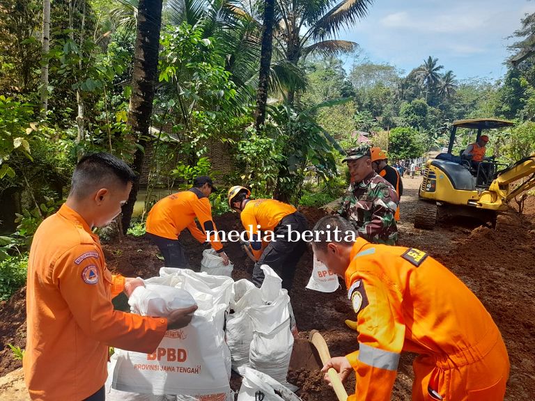 Babinsa Bersama BPBD Melaksanakan Karya Bhakti 