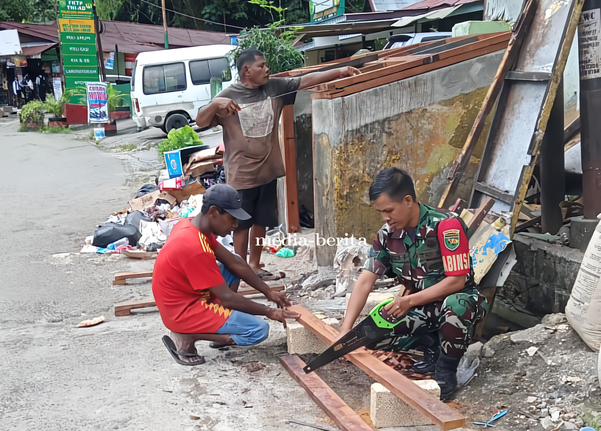 Pionir Perbaikan Bak Sampah, Babinsa Japut Ajak Warga Jaga Kebersihan