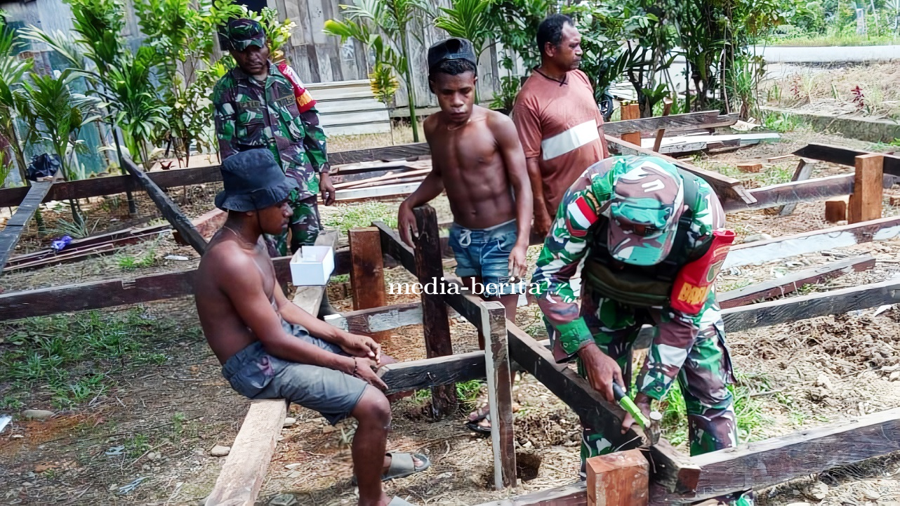 Wujud bakti TNI Babinsa Koramil Web Bantu Pembuatan Rumah Warga Masyarakat Binaan