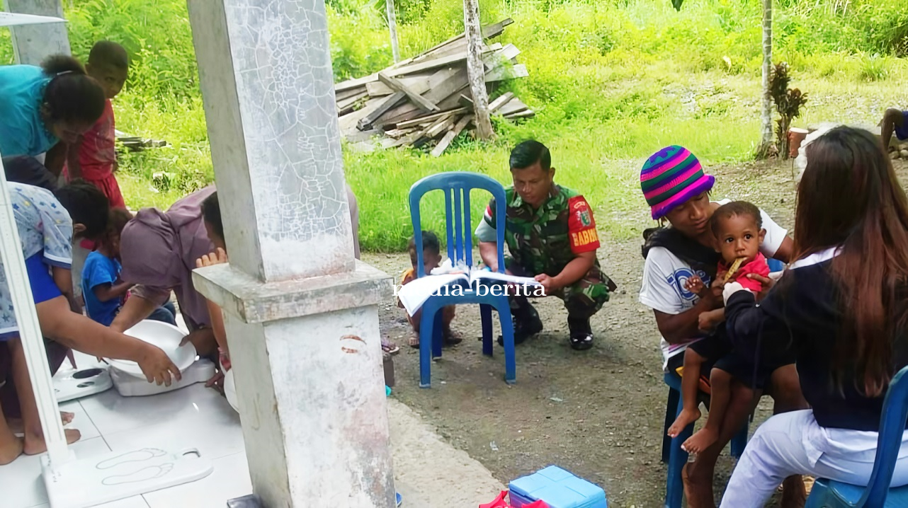 Peduli Kesehatan Warga Binaan Babinsa Waris Dampingi Petugas Kesehatan Pelayanan Keliling Kampung