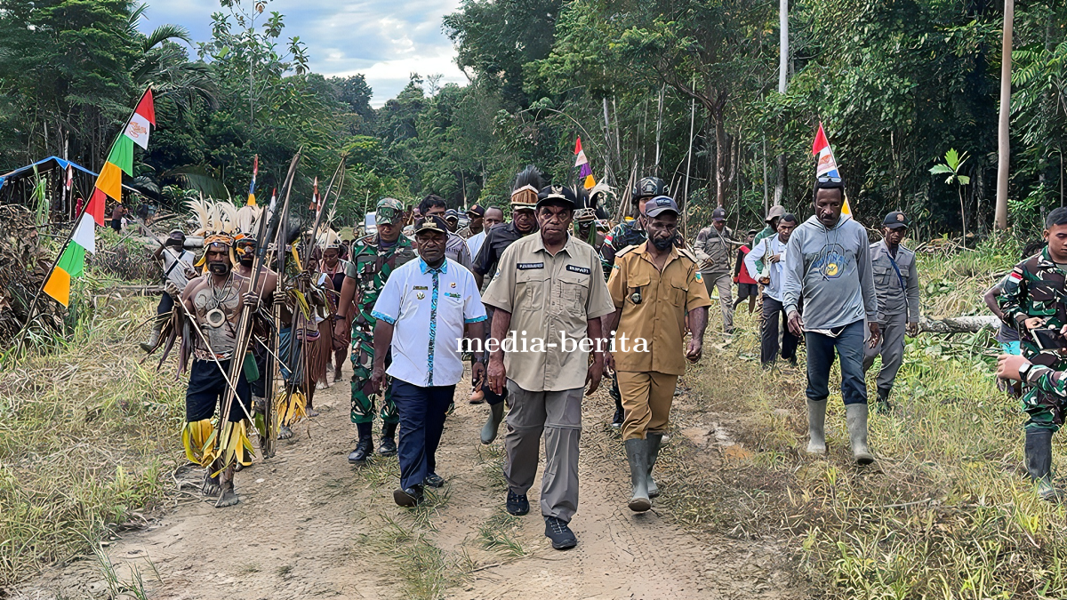 Danramil Senggi Hadiri Peletakan Tiang Pertama Dusun Blom Setelah 50 Tahun Tanpa Penghuni