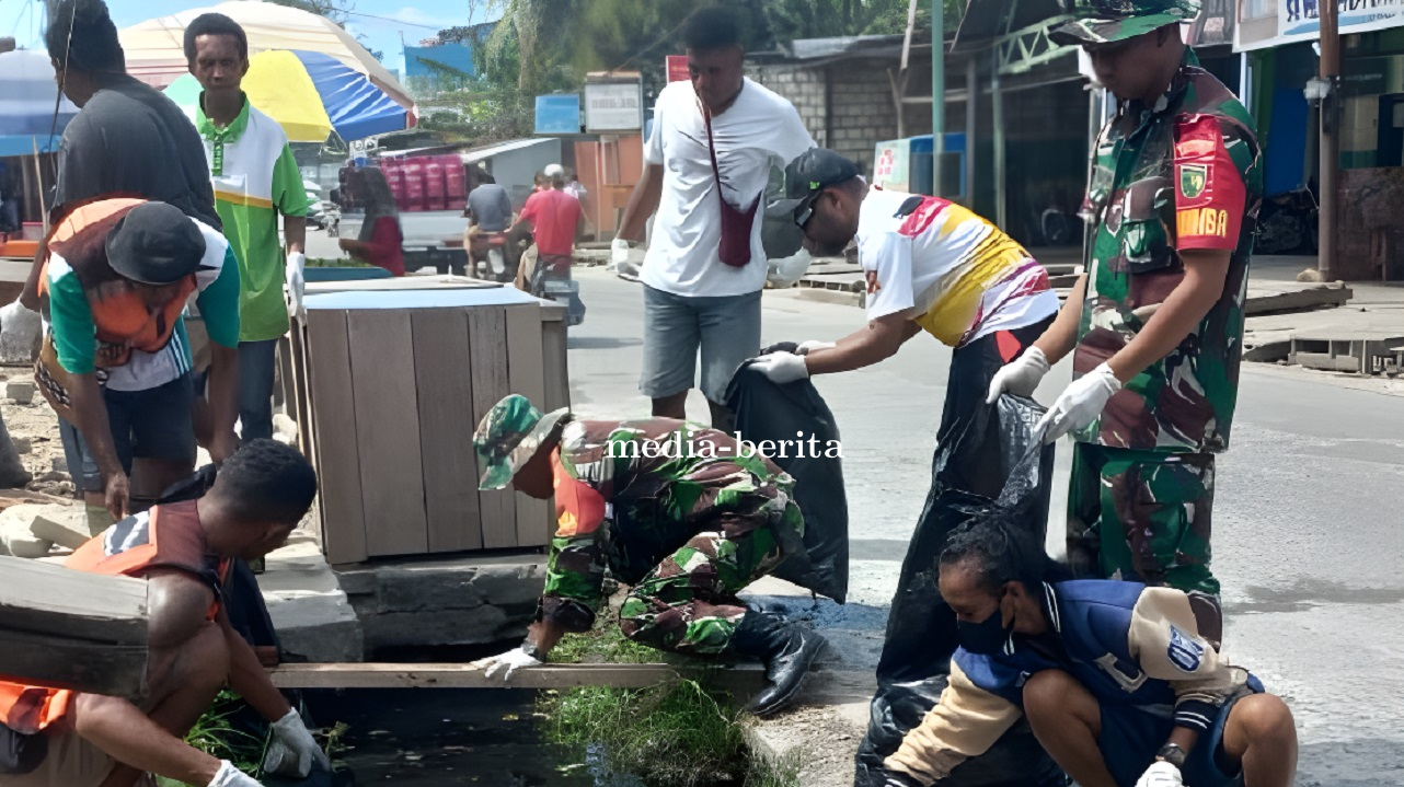 Peringati Sumpah Pemuda Ke 95 Babinsa Sentani Bersama Warga Laksanakan Karya Bakti