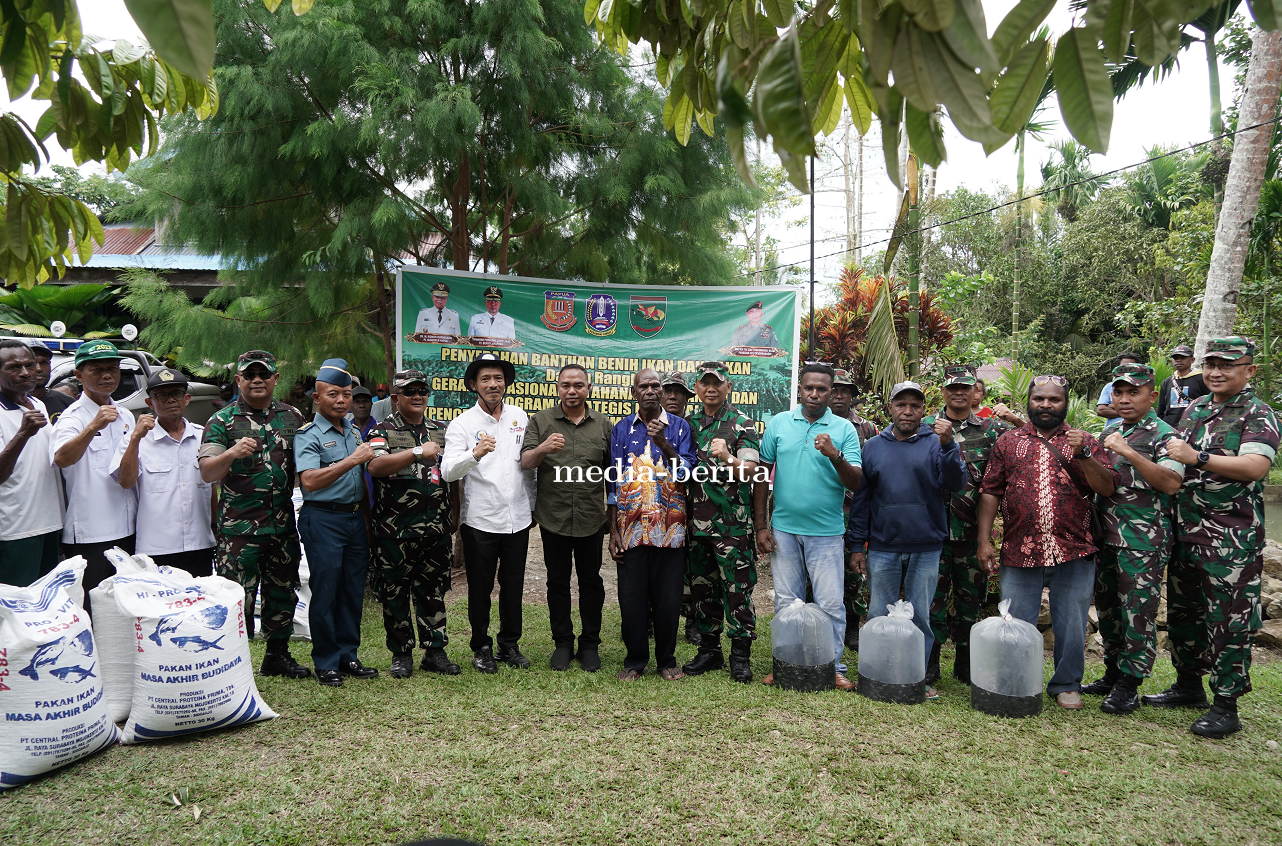 Gerakan Nasional Ketahanan Pangan Kodim Jayapura Bersama Pemkab Jayapura Serahkan 2000 Benih Ikan