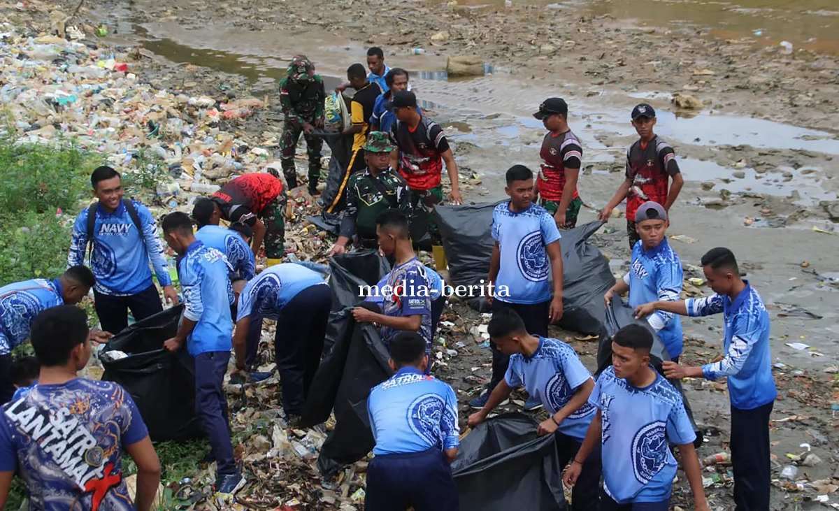 Grebek Sampah Sungai Anafre Kota Jayapura Berhasil Kumpulkan 250 Karung Sampah Plastik