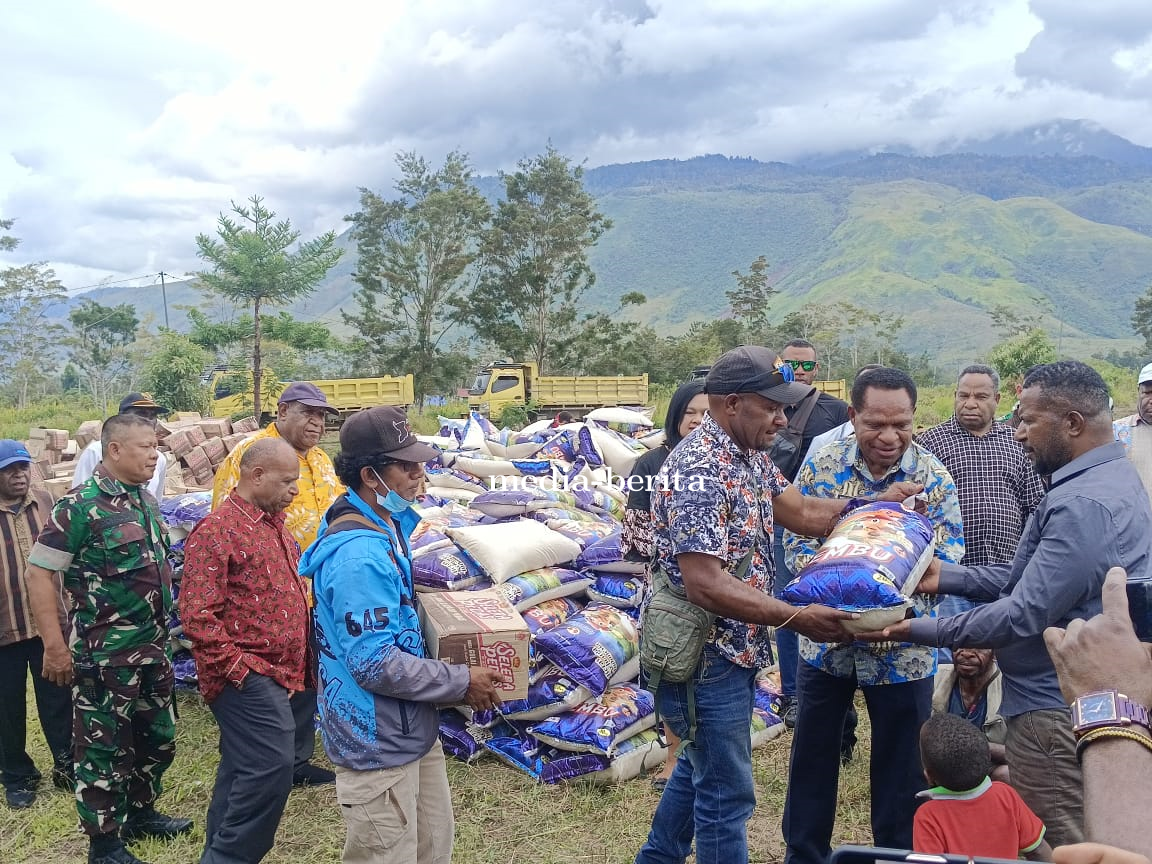 Kodim 1702 Jayawijaya Dampingi Penyaluran Bantuan Pangan Kabupaten Nduga