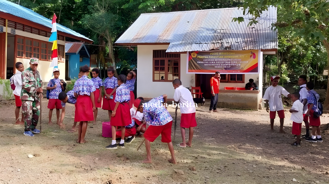 Babinsa Demta Ajak Guru Dan Siswa Kerja Bakti