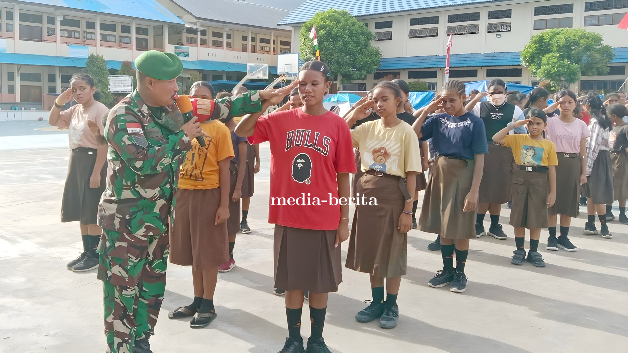 Babinsa Sentani Latihkan Pbb Siswa Smp Bonaventura 