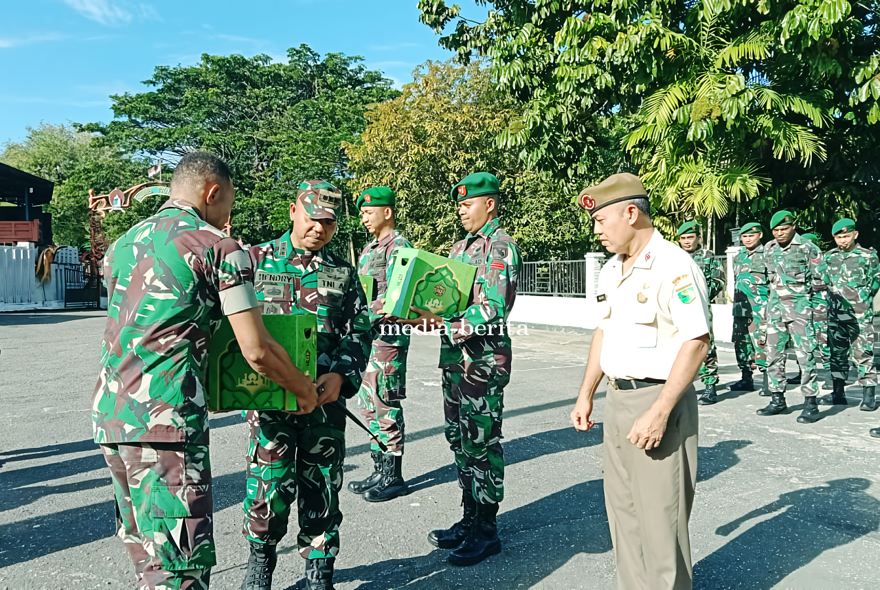 Tingkatkan Semangat Prajurit dan PNS Dandim Jayapura Bagikan Bingkisan Lebaran