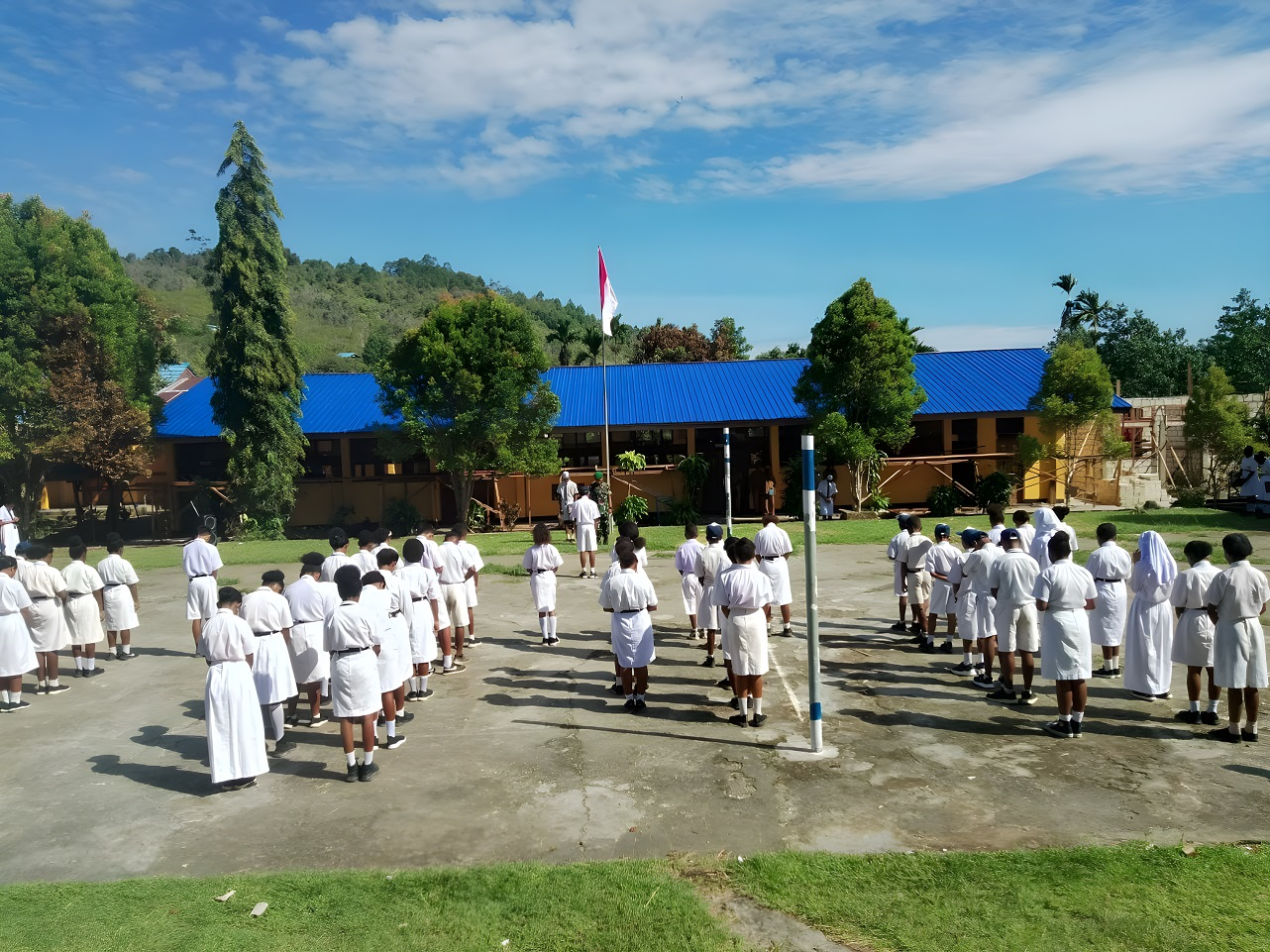 Tumbuhkan Rasa Cinta Tanah Air, Babinsa Pimpin Upacara