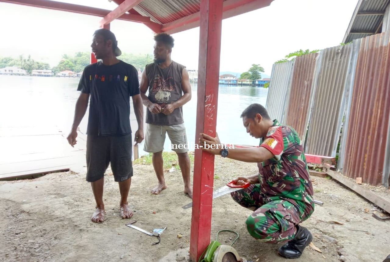 Berikan Solusi Babinsa Sentani Bersama Warga Ifale Perbaiki Dermaga Penyeberangan