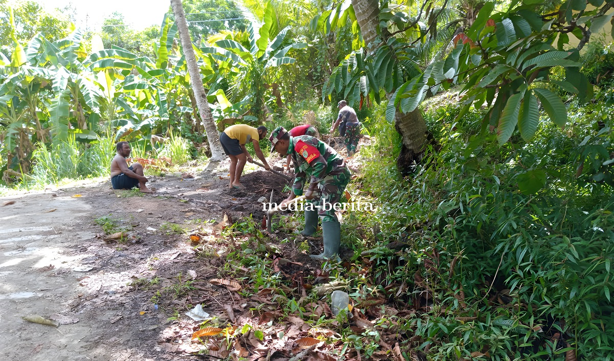 Halaman Gereja Tergenang Air Danramil Demta Bersama Warga Buat Saluran Pembuangan