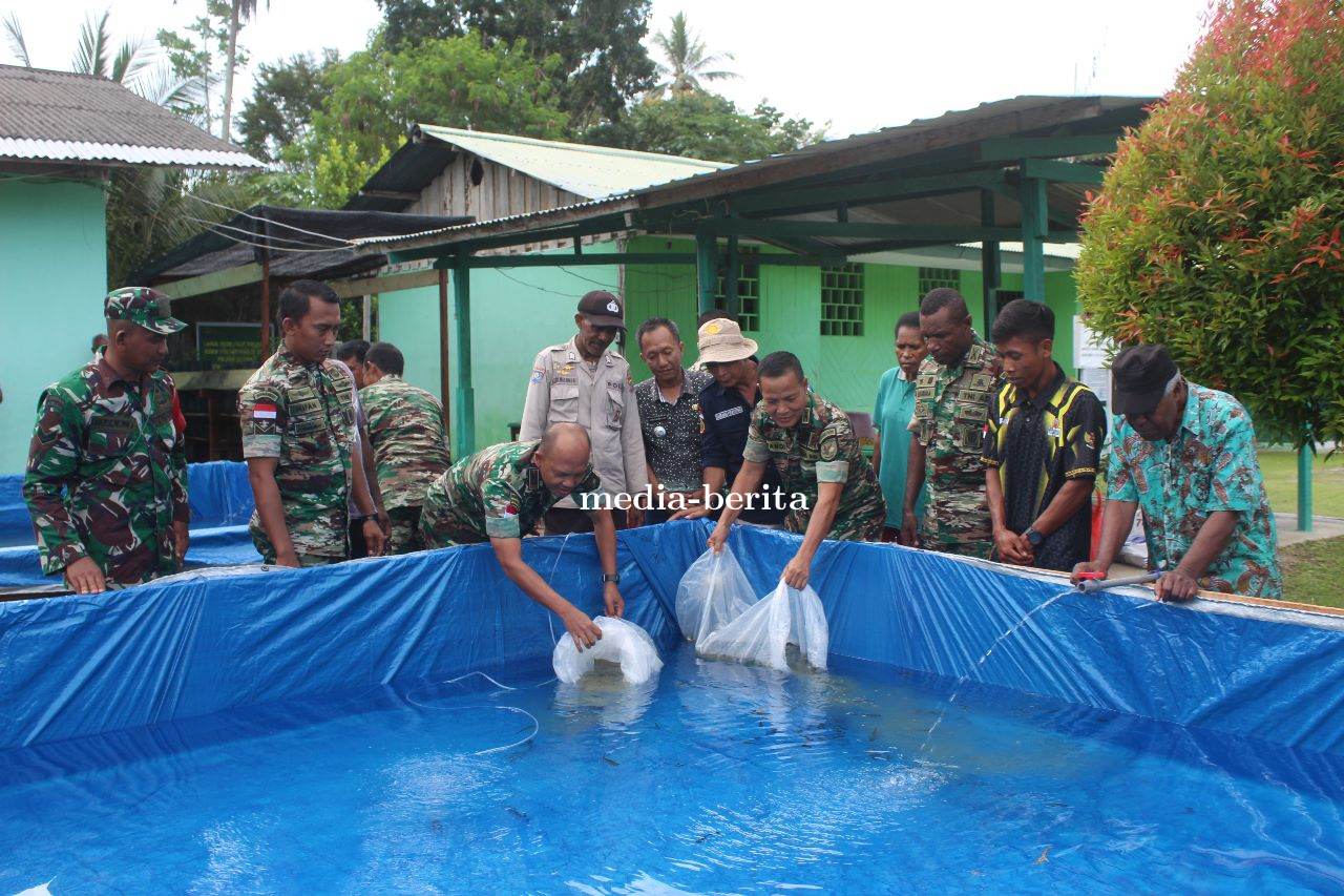 Pencanangan Model Pilot Project Program Ketahanan Pangan Kodim Jayapura Serahkan 2000 Bibit Ikan 