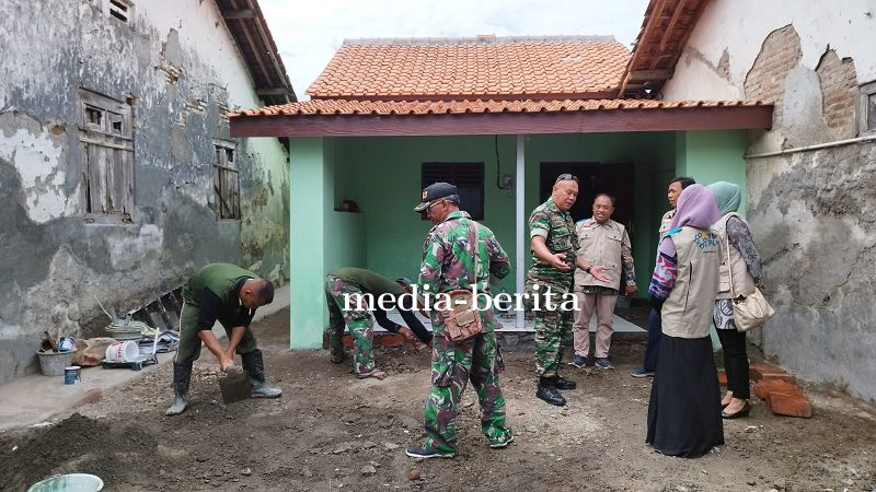 Danramil 07 Adiwerna Kodim 0712/Tegal Dampingi Kunjungan Manager Unit PLN Slawi Di Lokasi RTLH