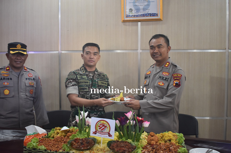 Saat Dandim 0712 Tegal Beri Kejutan Ke Kapolres Tegal Kota Pada Hari Bhayangkara Ke-77