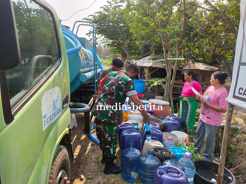 Krisis Air, Babinsa Kodim 0712 Tegal Kawal Pendistribusian Air Bersih Untuk Warga Tonggara 