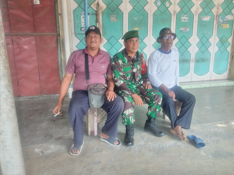 Babinsa Kodim 0712 Tegal Sambangi Warga Kaladawa