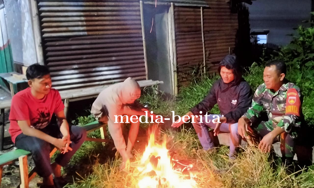 Cegah Kenakalan Remaja,Babinsa Kodim 0712 Tegal Komsos Dengan Pemuda Desa Binaan