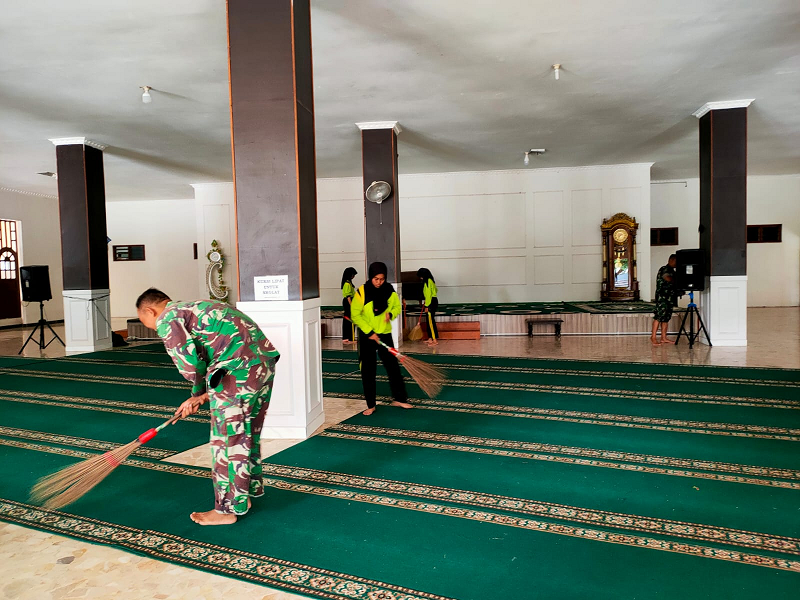 Jaga Kebersihan Tempat Ibadah, Babinsa Kodim 0712 Tegal Korem 071 Wijayakusuma Kerja Bakti Bersihkan