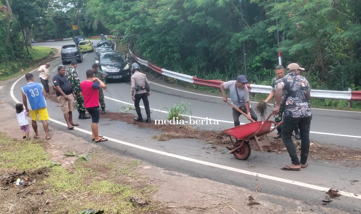 Gercep !! Piket Makodim Jayapura Bersama Warga Atasi Tumpahan Oli di Jalan Raya