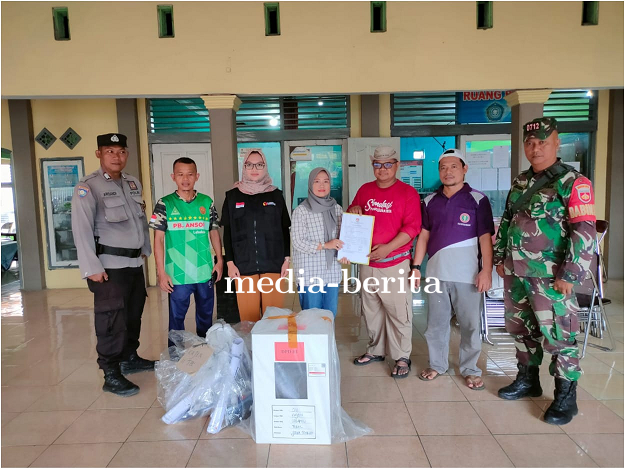 Babinsa Koramil Lebaksiu Kawal Pendistribusian Logistik Pemilu 2024