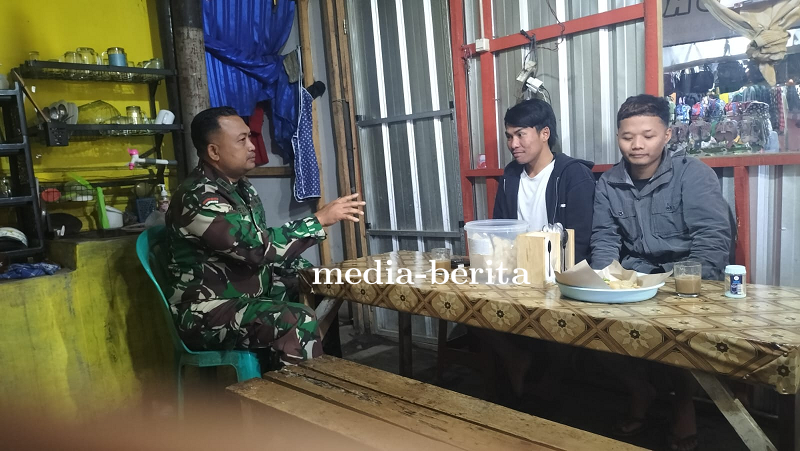 Komsos Dan Patroli Malam Dilakukan Babinsa Bumijawa Untuk Menjaga Kamtibmas Diwilayahnya