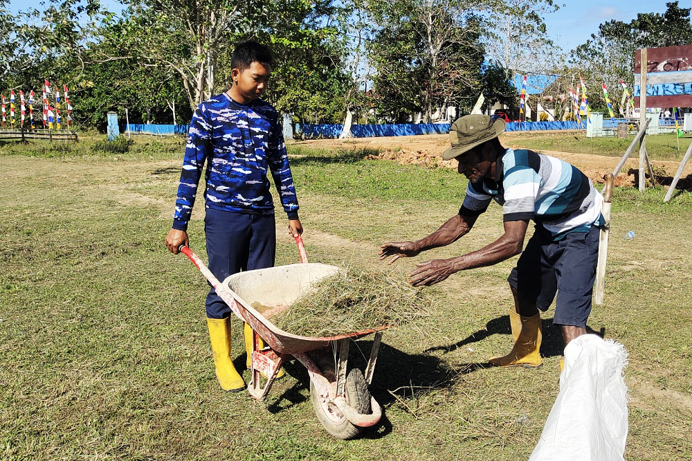 Menyongsong HUT RI ke-80, satgas TMMD Bersama Warga Gotong Royong Bersihkan Lapangan Bola