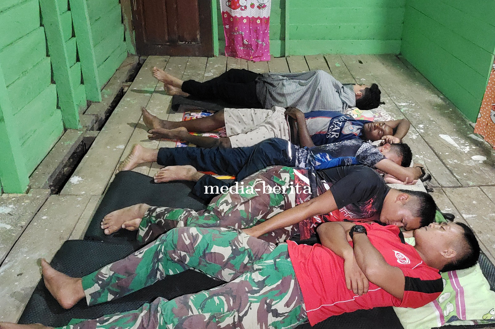 Bangun Kebersamaan, Personel Satgas TMMD Tinggal di Rumah Warga