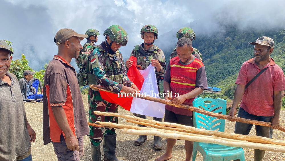 Semangat Merah Putih Membara di Perbatasan: Warga Tomka bersama dengan TNI Kibarkan Bendera Sambut H