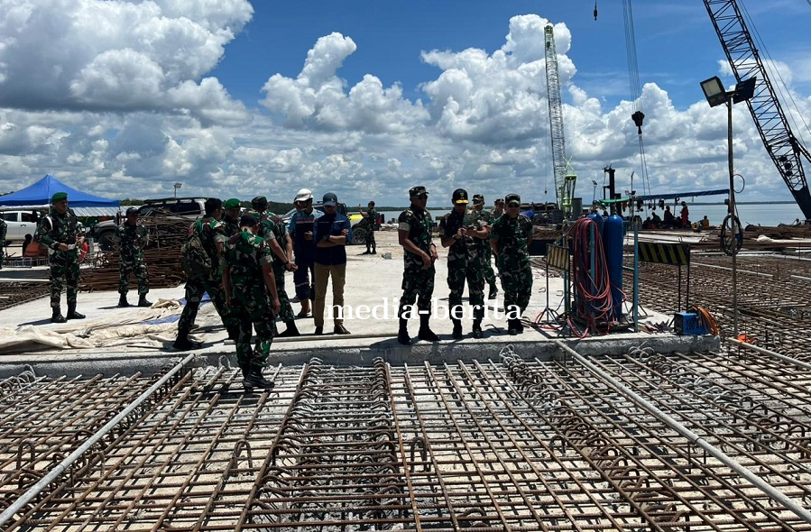 Pangdam XXIV/MT Dampingi Sekjen Kemhan Tinjau Pengembangan Yonif TP 861/MK di Wanam