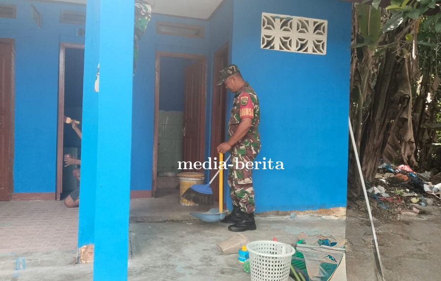 Babinsa Sentani dan Denzipur 10/KYD Rehab MCK SD Inpres Dobonsolo