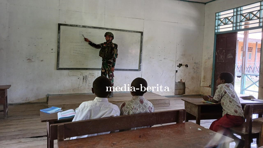 Cerdaskan Generasi Bangsa, Satgas Pamtas RI-PNG Statis Yonif 753/AVT Ajarkan Calistung