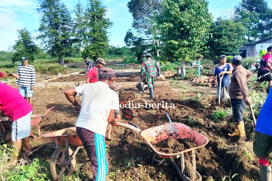 Babinsa dan Warga Sigabel Jaya Bahu Membahu Bangun Rumah Untuk Guru Ngaji