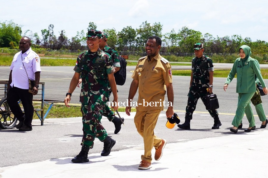 Pangdam XXIV/MT Tinjau Pos Kotis Satgas Pamtas Yonif 123/Rajawali di Mappi, Tegaskan Menjaga Profesi