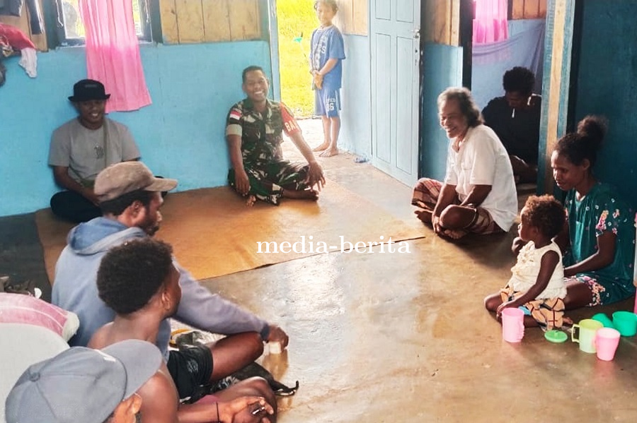 Lewat Komsos, Babinsa Pererat Hubungan Kekeluargaan Dengan Warga Tabonji