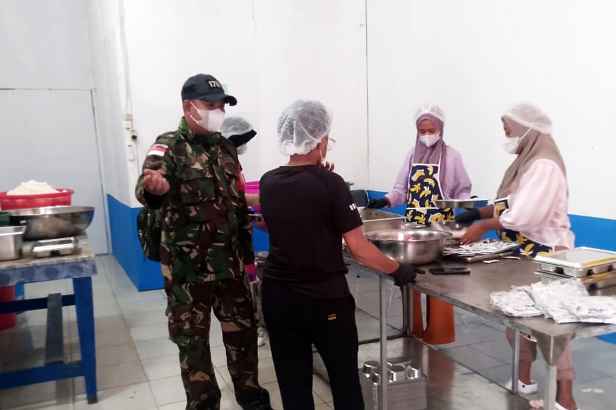 Babinsa Koramil Muting Pastikan Kebersihan dan Kelayakan Program MBG di Kampung Andaito