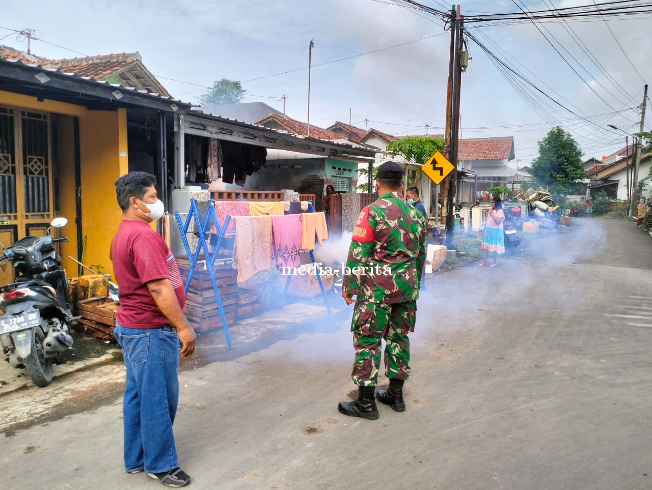Babinsa Koramil 21 Tegal Selatan Dampingi Petugas Laksanakan Fogging di RW 02 Kelurahan Bandung
