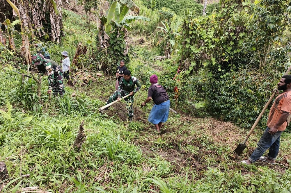 Karya Bhakti Merah Putih, Menjaga Kebersihan Lingkungan Kampung Abmisibil