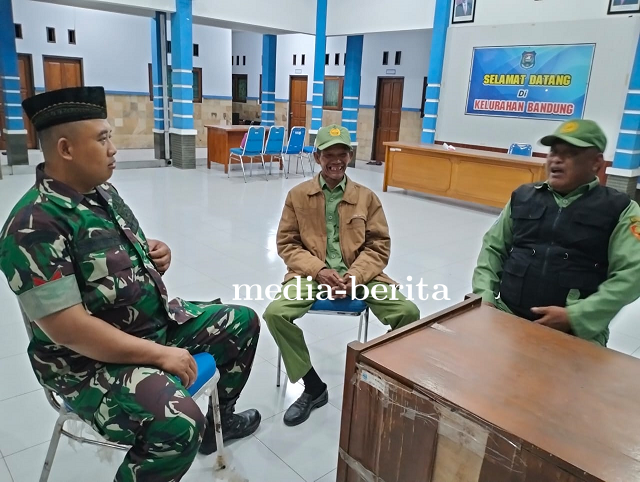 Babinsa Tegal Selatan Komsos Dengan Anggota Linmas