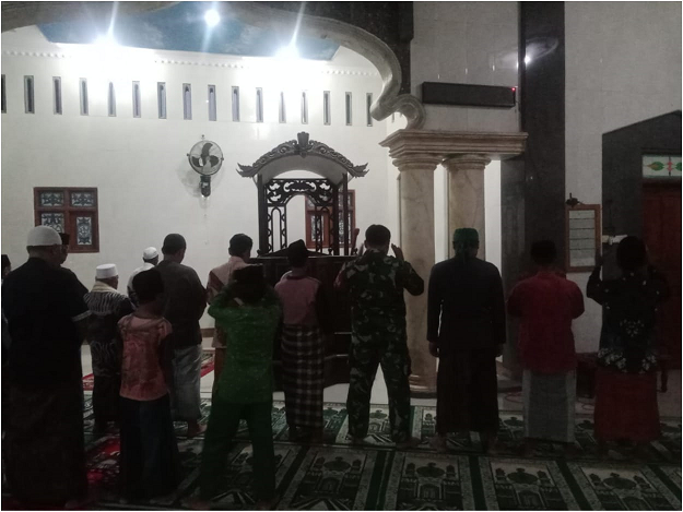 Safari Ramadhan, Babinsa Koramil Lebaksiu Sholat Subuh Berjamaah Di Wilayah Binaan