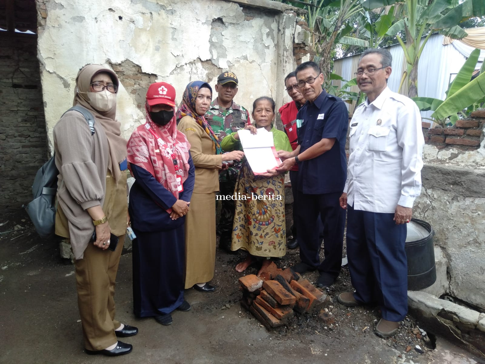 Wujud Kepedulian, Babinsa Adiwerna Dampingi Penyerahan Bantuan Bencana Alam
