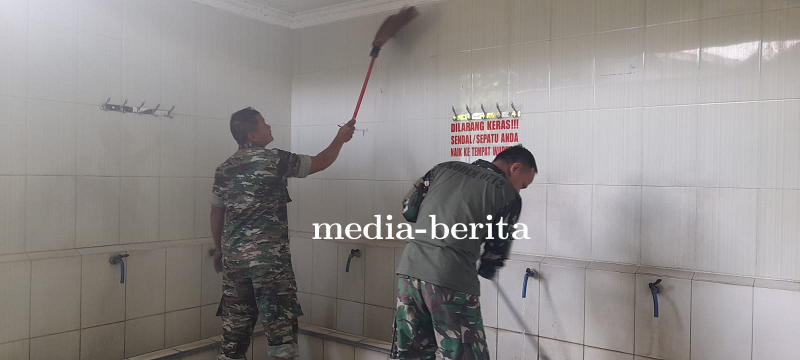 Anggota TNI Bersih – Bersih Masjid Baiturrahim Balamoa