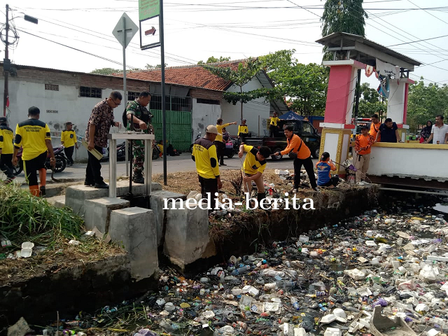 Memasuki Musim Penghujan, Babinsa Tegal Barat Bersama 3 Pilar Gotong Royong Bersihakan Sungai