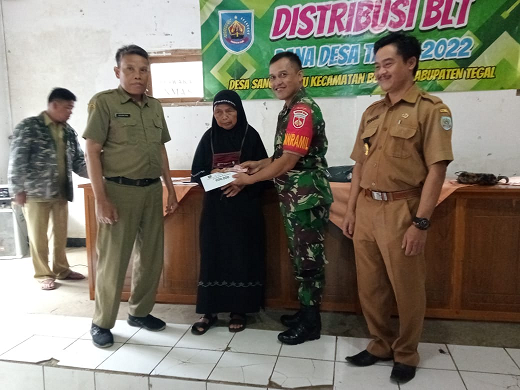 Danramil 20/Bojong Pantau Penyaluran BLT DD Triwulan IV Desa Sangkanayu Kecamatan Bojong