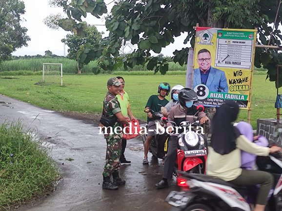 Jumat Berkah, Personil Koramil 11 Pangkah Kodim 0712 Tegal Korem 071 Wijayakusuma Hadang Warga Yang 