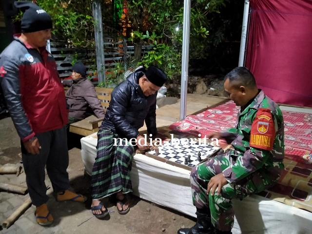 Bermain Catur Babinsa Bojong Kodim 0712 Tegal Pupuk Talisilaturahmi Dengan Warga
